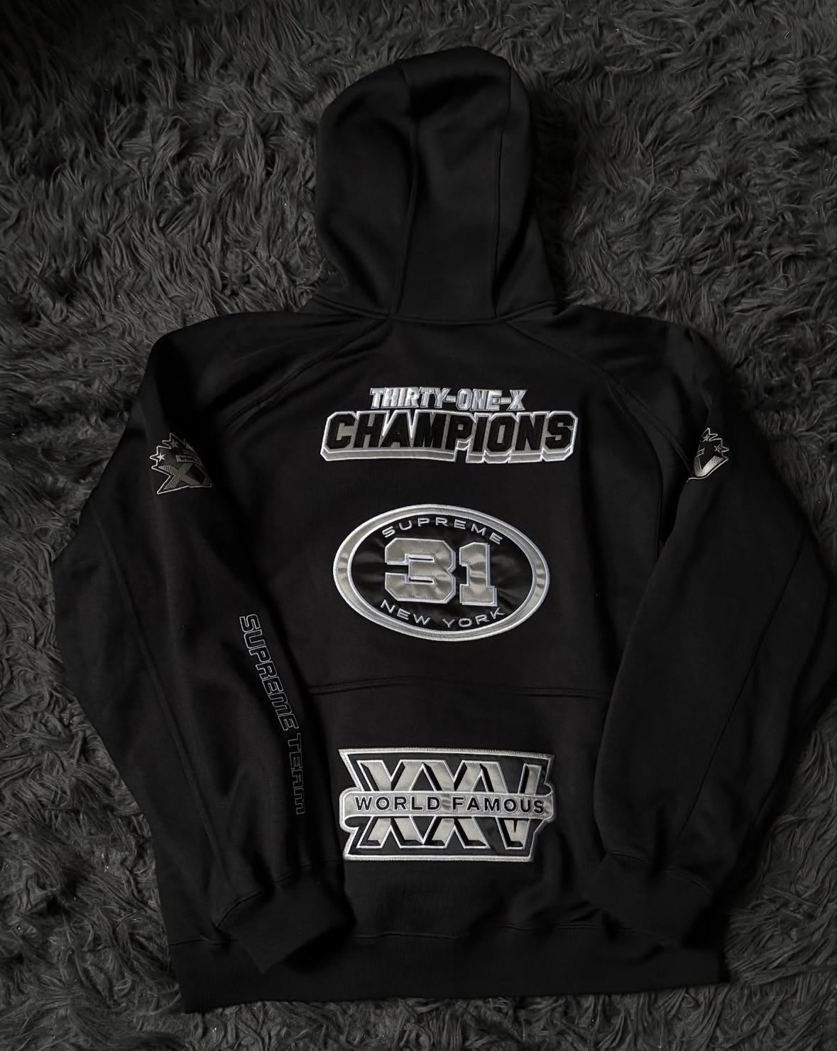 SUPREME CHAMPIONS ZIP UP vista 2