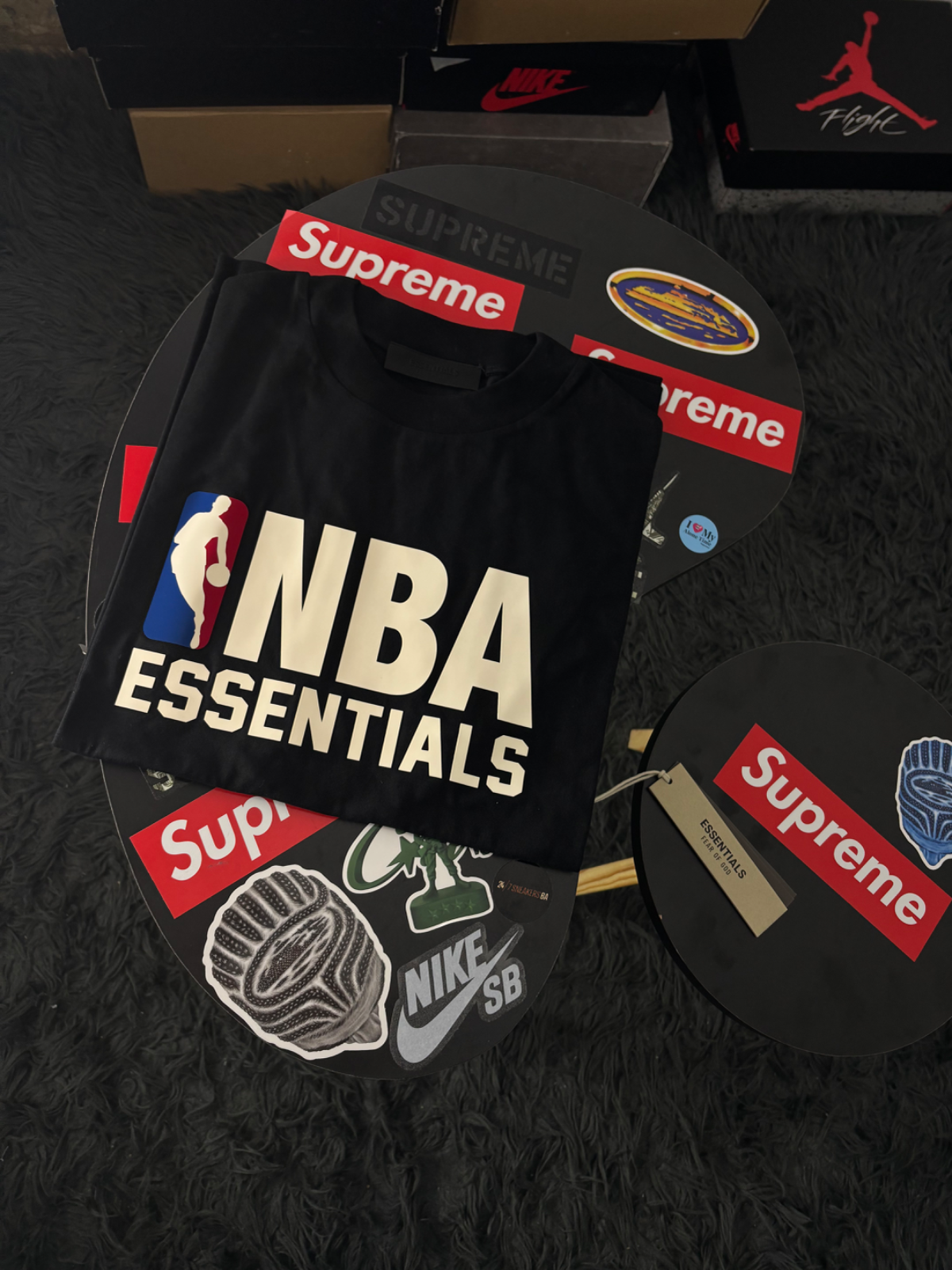 ESSENTIALS X NBA BLACK TEE vista 2
